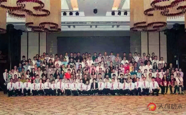 “校企合作”平臺與天創粉末合影 “校企合作”平臺與天創粉末合影